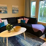 Arktika Porealtaallinen Moekki Nuorgamissa Tenojoen Ja Tunturien Vieressae Nuorgam