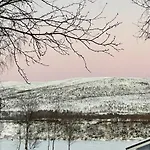 Arktika Porealtaallinen Moekki Nuorgamissa Tenojoen Ja Tunturien Vieressae Сasa de vacaciones