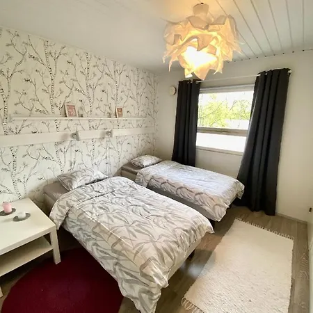 Arktika Porealtaallinen Moekki Nuorgamissa Tenojoen Ja Tunturien Vieressae *