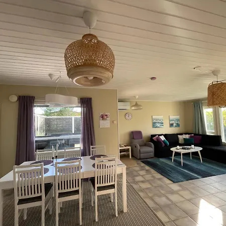 Arktika Porealtaallinen Moekki Nuorgamissa Tenojoen Ja Tunturien Vieressae *