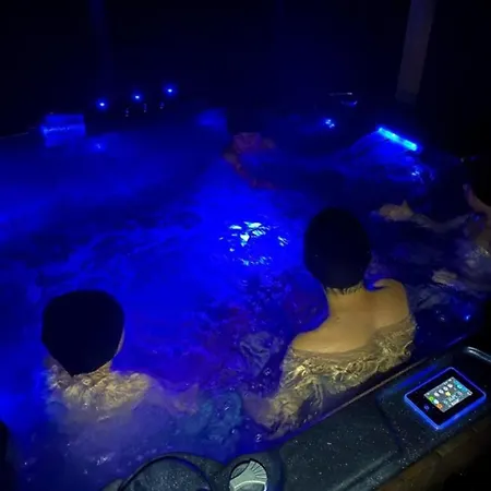 Arktika Porealtaallinen Moekki Nuorgamissa Tenojoen Ja Tunturien Vieressae Nuorgam